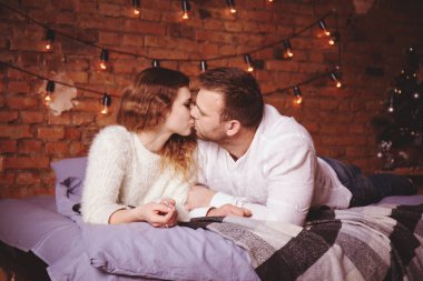 Çift yatakta öpüşme