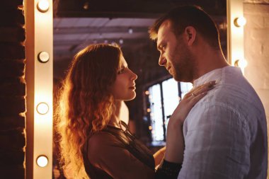 Sarılmış genç çifte dokunmak