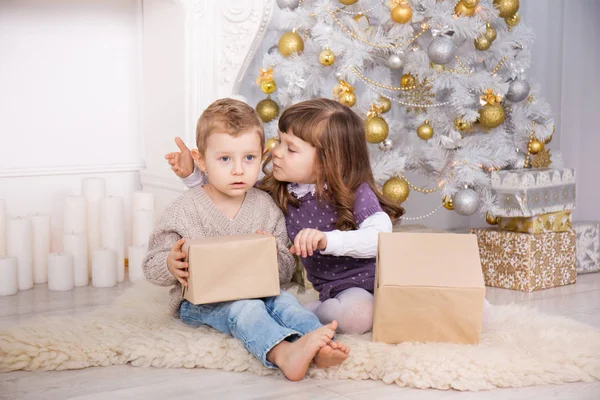 Sorella si congratula con fratello per Natale — Foto Stock