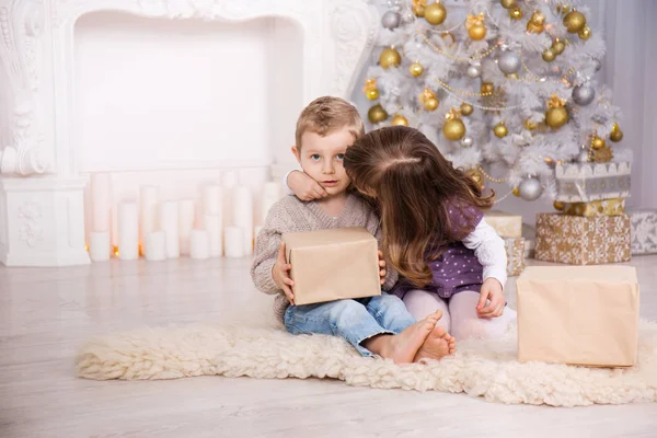 Kız kardeş erkek kardeşi öpüyor.