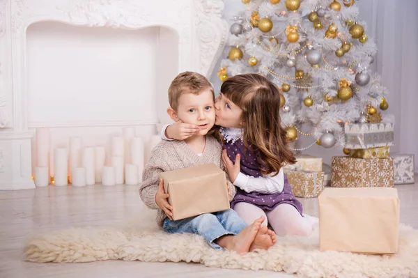 Yanında küçük bir kız