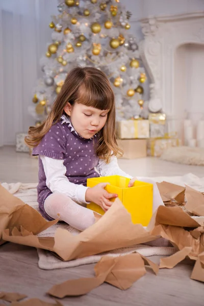 Noel ağacı, bir hediye ile küçük kız — Stok fotoğraf