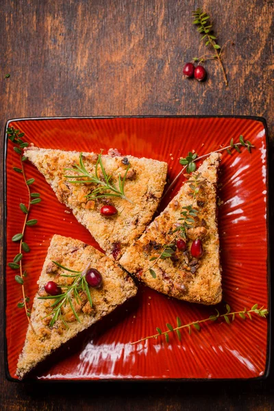 Grated cake with a jam on a red plate — Stock Photo, Image