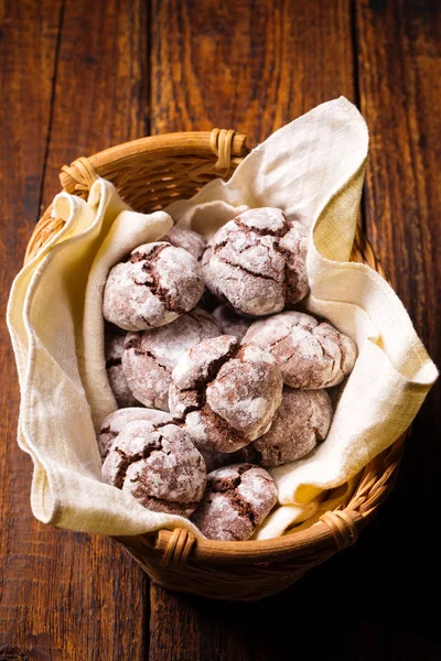 Biscuits en marbre dans le panier — Photo