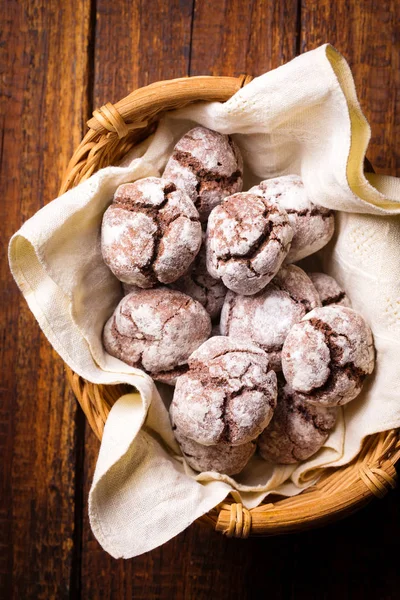 Biscoitos de chocolate de mármore na cesta — Fotografia de Stock