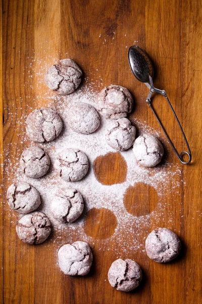 Biscuits sur une table saupoudrés de sucre glace — Photo