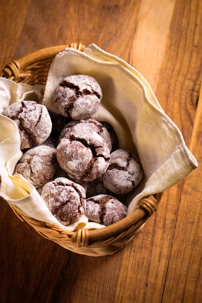 Мармурове шоколадне печиво в кошику — стокове фото