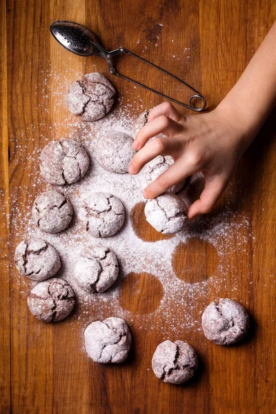 Main enfant prend des cookies — Photo