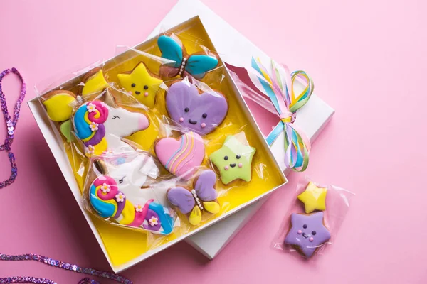 Galletas de jengibre brillantes en una caja — Foto de Stock