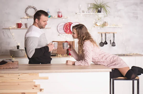 Пара п'є чай на кухні — стокове фото