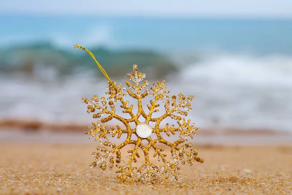 Copo de nieve de Navidad en una playa de arena —  Fotos de Stock