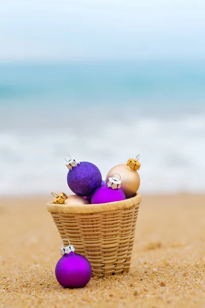 Weihnachtskugeln am Sandstrand — Stockfoto