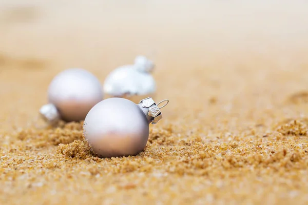 Nachtleuchtende Bälle am Sandstrand — Stockfoto