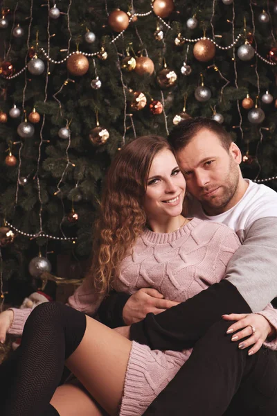 クリスマスの木の近くのカップル — ストック写真