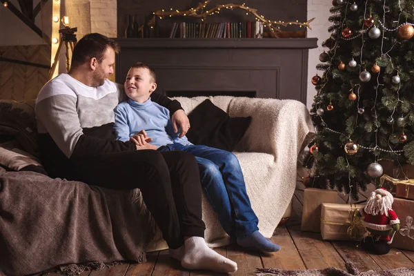 Vader en zoon thuis aan het praten in de woonkamer — Stockfoto