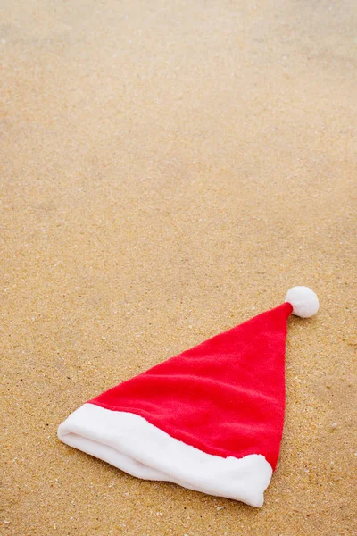 Mikołaj kapelusz na piasku — Zdjęcie stockowe
