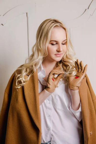 Blond harige jonge vrouw in handschoenen — Stockfoto