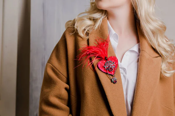 Broche rouge sur le col du manteau — Photo