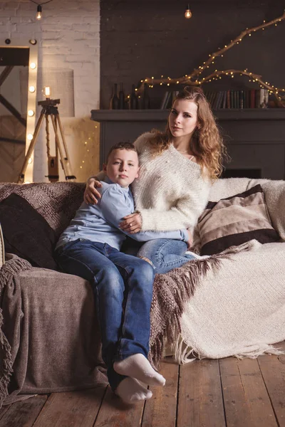 Mam en zoon zitten op de bank — Stockfoto