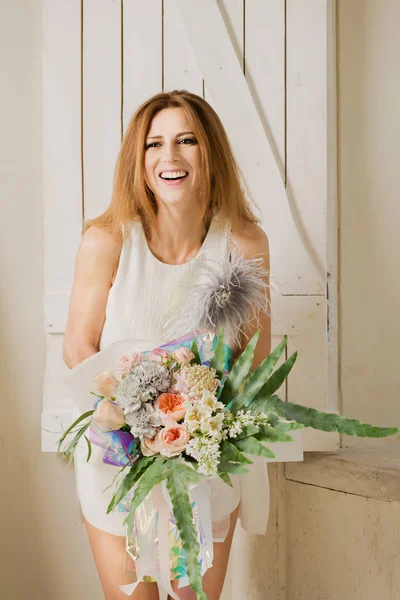 Chica feliz con un ramo de flores —  Fotos de Stock