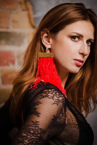 Vörös strucc tollas fülbevalós lány — Stock Fotó