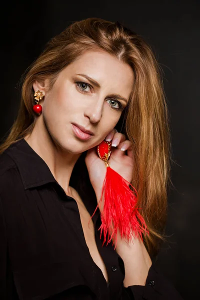 Mujer con un pendiente rojo — Foto de Stock