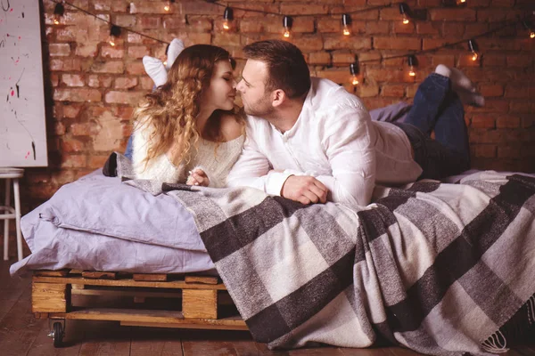 Romantic couple kissing in bed — Stock Photo, Image