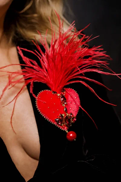 Broche rojo en forma de corazón con pedrería — Foto de Stock