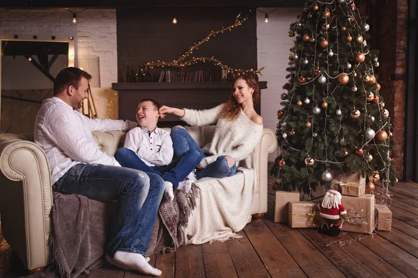 Familie lacht vrolijk — Stockfoto
