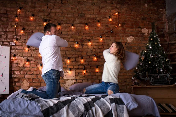 Strijdkussens in bed — Stockfoto