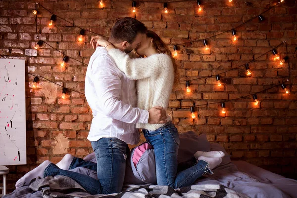 Beijo apaixonado na cama — Fotografia de Stock