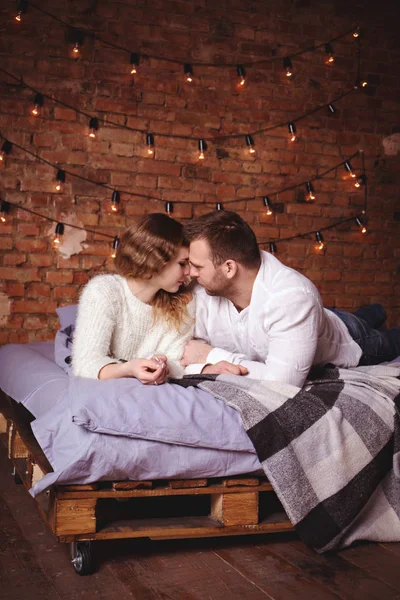 ベッドの上の柔らかいカップルの肖像画 — ストック写真