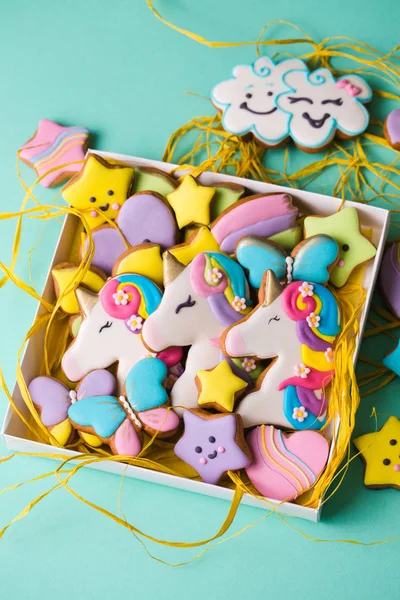 Sammlung verschiedener glasierter Kekse in einer Geschenkbox — Stockfoto