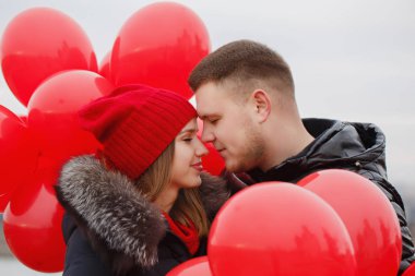 Balonlar ile Romantik Çift