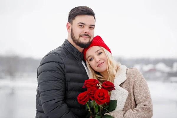 Par med röda rosor utomhus — Stockfoto