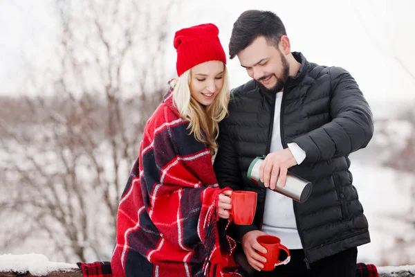 Jong stel bij een picknick in de winter drinken ze koffie — Stockfoto