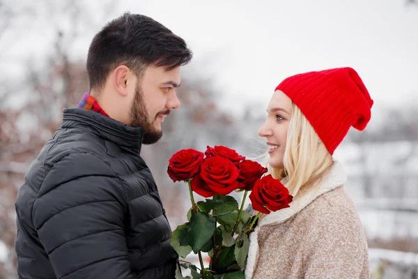 Пара с красными розами на открытом воздухе — стоковое фото