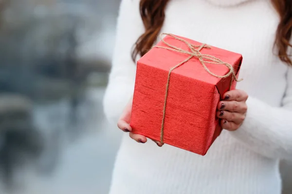 Mädchen hält eine Schachtel mit einem Geschenk in der Hand, Nahaufnahme — Stockfoto