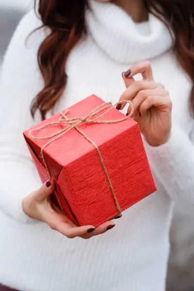Houdt een doos met een geschenk — Stockfoto