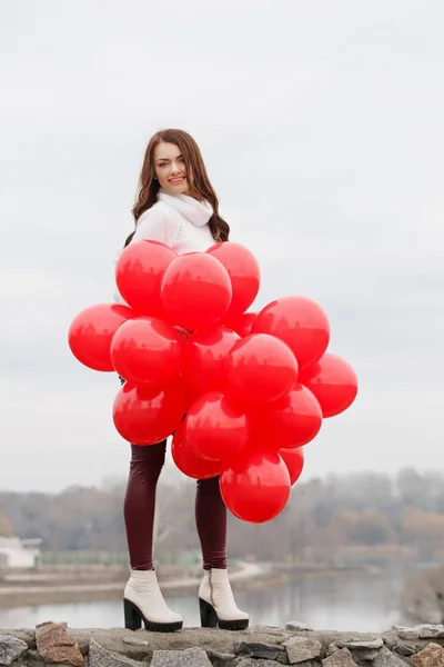 Güzel kız elinde bir balon tutuyor — Stok fotoğraf