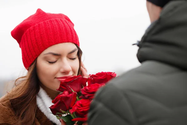 Een man geeft rozen — Stockfoto