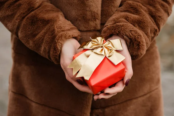 Mädchen hält eine Schachtel mit einem Geschenk in der Hand, Nahaufnahme — Stockfoto