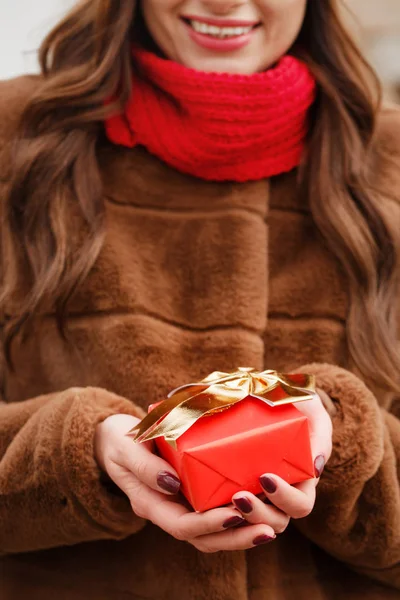 Κορίτσι κρατά ένα κουτί με ένα δώρο — Φωτογραφία Αρχείου