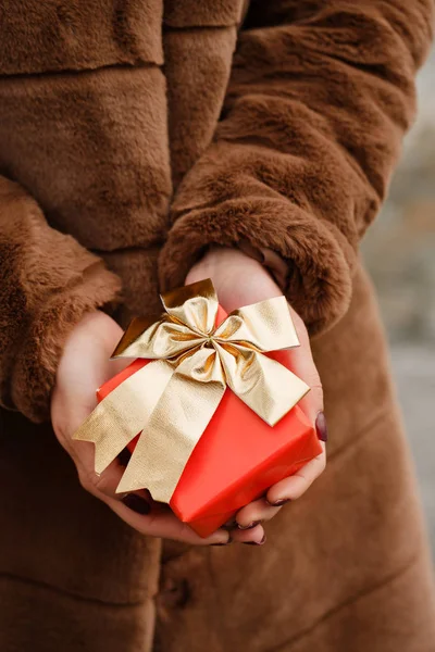Fille tient une boîte avec un cadeau, gros plan — Photo