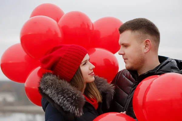 Coppia romantica con palloncini rossi — Foto Stock