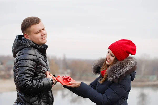 Mulher dá um presente para um homem — Fotografia de Stock