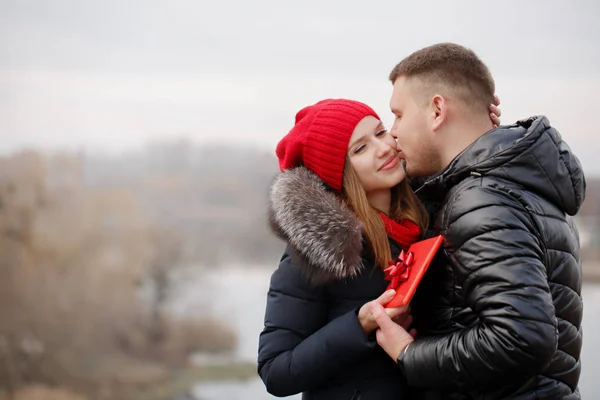 Een man kussen een vrouw — Stockfoto