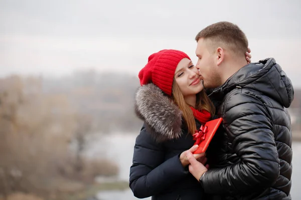 Muž líbá ženu — Stock fotografie