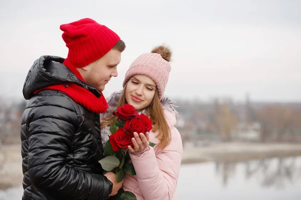 Paar met rode rozen buiten — Stockfoto