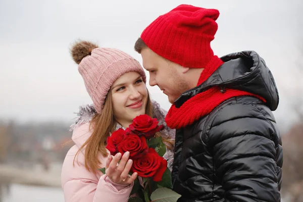 Paar mit roten Rosen — Stockfoto